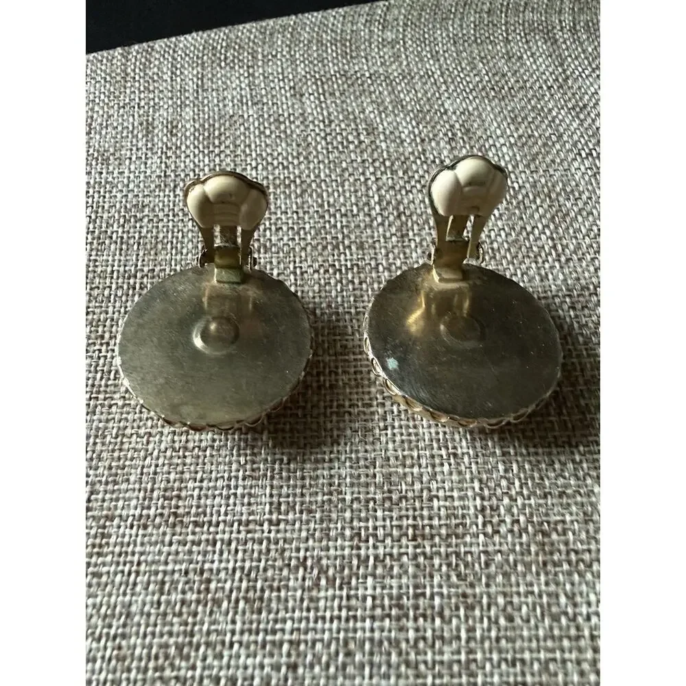 Emmons button clip